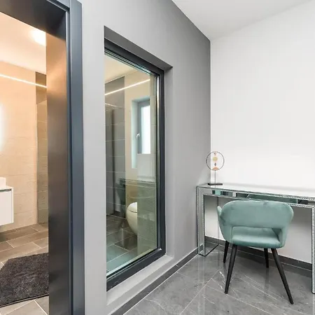 Front In Semesterbostad Srima
